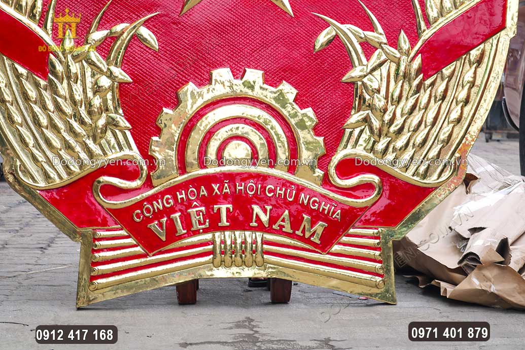 dải lụa mềm chứa dòng chữ "Cộng hòa xã hội chủ nghĩa Việt Nam"